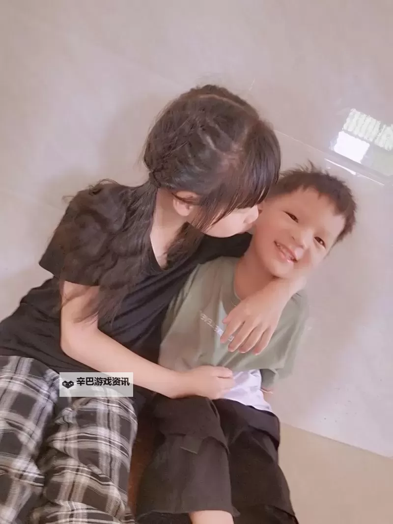 遇难姐弟紧紧相拥：那一刻的温情与永恒图1