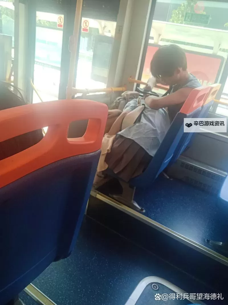 在公交车上我们做起爱的事情：温暖携手共度每一站图1