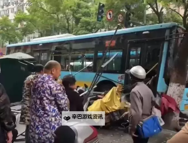 在公交车上被撞得一前一后：意外中的慌乱与反思图1