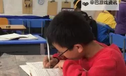 独一无二的静谧时光：坐在紫到发黑的木棒上写作业