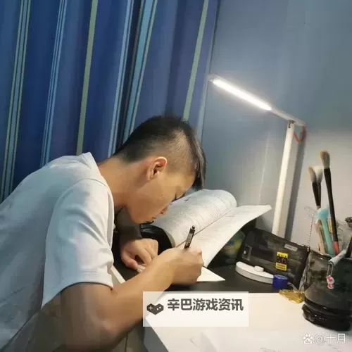 “奇趣瞬间：我坐在学长上写作业的趣味经历”图1