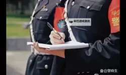 意外的冒险：小朋友坐在警察叔叔棍子上写作业的趣事