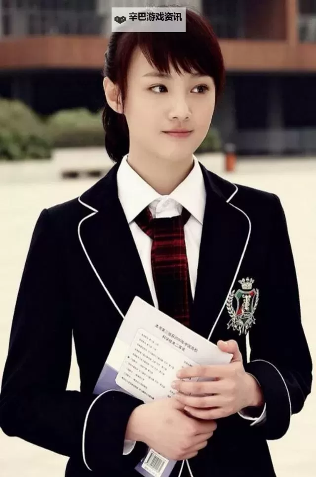 郑爽穿搭解析：复古校服引领青春回忆新潮流图1