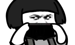 神秘森林里的奇特景象：又大又黑又长的蘑菇头