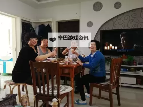 探索「坐在吃饭连在巨大一起文」的奇幻世界:一场关于巨人与共食的故事图1