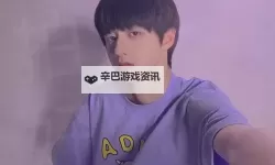 在校草紫色上写作业：校园里的温馨瞬间