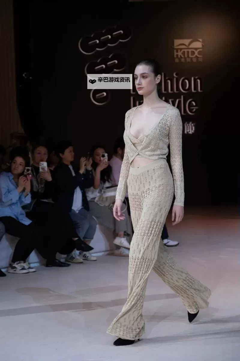 揭秘中国见头最多的走秀视频背后的时尚魅力图1