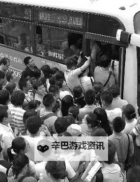 拥挤的公交车：城市生活的微笑与坚持图1