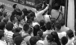 拥挤的公交车：城市生活的微笑与坚持