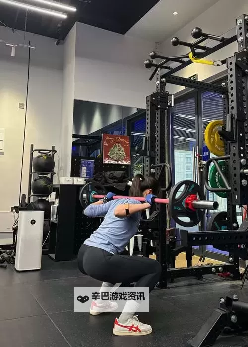 挑战极限：在体育老师身上做深蹲的趣味体验图1