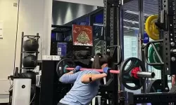 挑战极限：在体育老师身上做深蹲的趣味体验