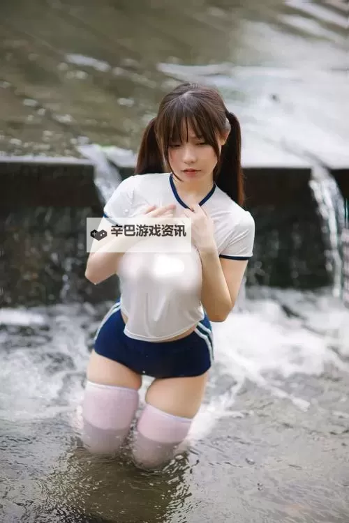 校花在下面水中的秘密世界图1