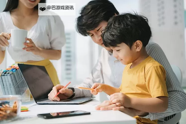 温馨时光：坐在爸爸那里写作业的暖心瞬间图1