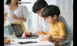 温馨时光：坐在爸爸那里写作业的暖心瞬间