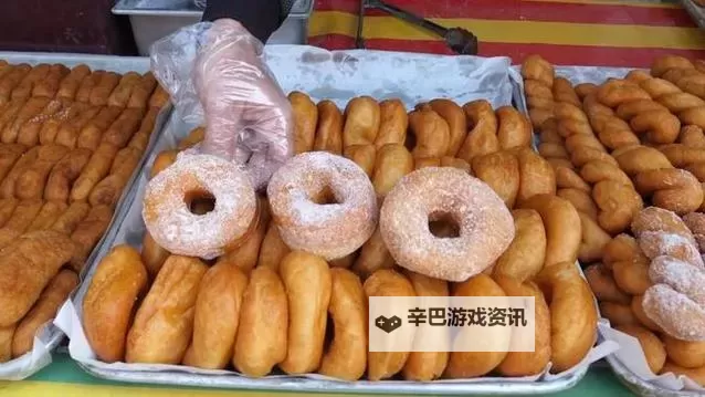 创意美味：香肠插甜甜圈的奇趣享受图1