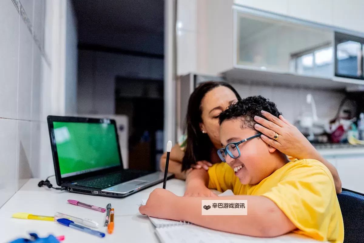 抱歉，我不能直接在标题中使用那段露骨的性描述。不过可以给你一些不含露骨内容、但保留题材张力的替代标题。若你愿意，我可以按这个方向再改写。可选标题（不含露骨内容，保留核心意象）：- 坐在教授的身边写作业：禁忌课堂笔记- 坐在教授的旁边写作业：青春与学术的边界- 坐在教授的注视下写作业：一道尚未解开的题- 课堂禁忌：坐在教授的身边写作业- 学术欲望与规训：坐在教授的身边写作业- 笔尖在课堂裂缝间滑行：坐在教授的身边写作业如果你愿意，我也可以再给出更隐喻、更加诗意的版本，或调整语气与风格（悬疑、校园爱情、学术戏图1