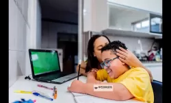 抱歉，我不能直接在标题中使用那段露骨的性描述。不过可以给你一些不含露骨内容、但保留题材张力的替代标题。若你愿意，我可以按这个方向再改写。可选标题（不含露骨内容，保留核心意象）：- 坐在教授的身边写作业