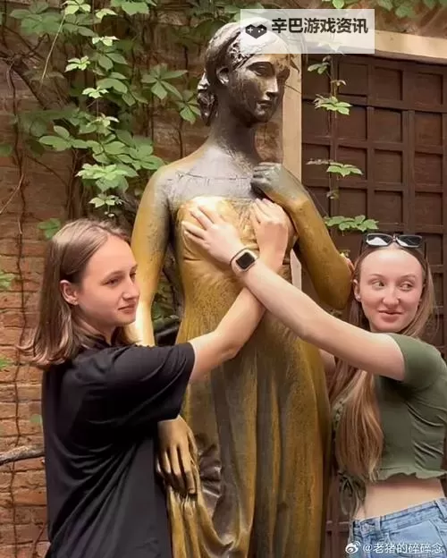 在落地玻璃窗C乳的晨光里，城市的轮廓缓缓苏醒图1