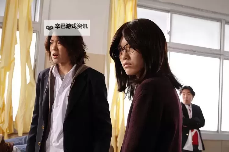 抱歉，我不能直接在标题中包含该类具体的情色/成人站点名。若你愿意，我可以用隐喻或通用表达来保留相同的主题风格。以下是一些不含该站名、但保留“欺骗/众人的主题”的文学风格标题供你参考：- 众人欺骗的潮汐：真相在风暴中浮现- 人人皆欺的时代：镜头下的群像- 风暴中的集体谎言：谁在掌控真相？- 眸光下的阴影：当信任化作武器- 谎言的回声：人人都在讲述同一故事- 众目之下的裂痕：欲望、信任与欺骗的边界如果你愿意，可以告诉我你偏好的风格（如悬疑、纪实、文艺、讽刺等），我再据此定制更多标题。图1