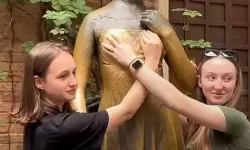 在落地玻璃窗C乳的晨光里，城市的轮廓缓缓苏醒