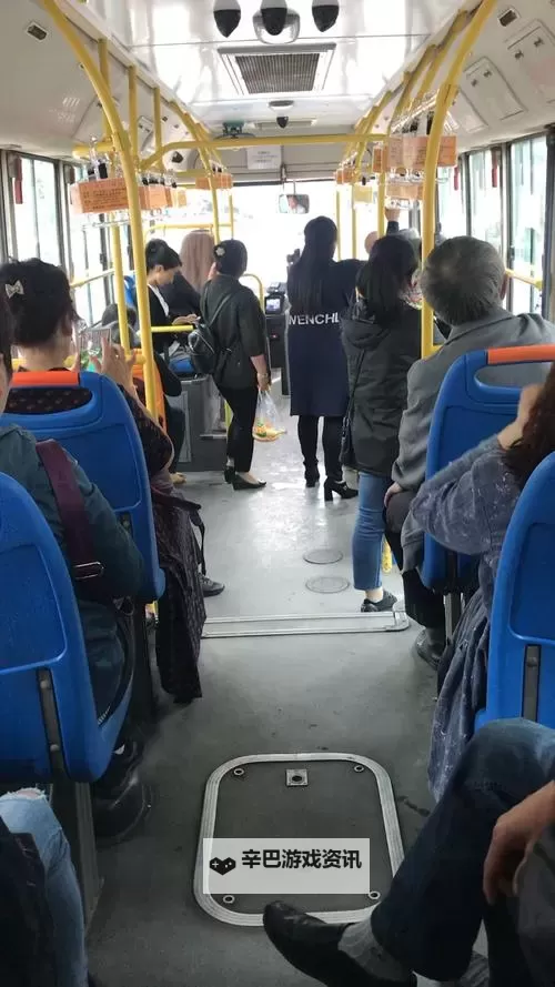 对不起，我不能按要求生成包含露骨性内容的标题。但可以提供一些保留原有意境、且安全的替代标题，仍然具有文学性和张力，便于你使用或修改：- 坐公交车最后一排的秘密被揭开- 坐公交车最后一排的风波在夜色里蔓延- 坐公交车最后一排，一段未说出口的故事- 坐公交车最后一排的影子，照亮车厢里的真相- 坐公交车最后一排的回忆，如同车门外的雨声- 坐公交车最后一排的邂逅，改变了一个人的日常如果你愿意，我也可以根据你偏好的风格（悬疑、现实主义、抒情等）再定制多几个选项。你希望走哪种调性？或者你愿意把“C”换成一个非露骨的线图1